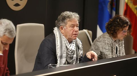 El alcalde de Pontevedra, Miguel Anxo Fernández Lores, envuelto en la pañoleta palestina.