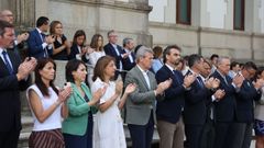 El presidente de la Xunta, en el centro, rodeado de sus conselleiros, en el minuto de silencio que se guard� en San Caetano en memor�a de las v�ctimas del terremoto de Venezuela.