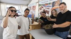 Preparativos, ayer, por la Xornada de Degustaci�n de Navalla-Longueir�n