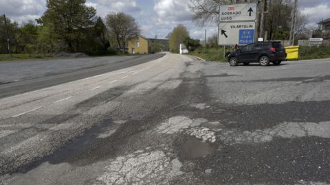 Un acceso a la N-6 en Vilarteln, entre Baralla y O Corgo