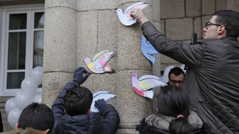 Paz Ourense.Lectura de manifiesto y suelta de globos en la praza Maior de Ourense