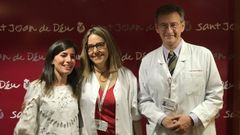 Los medicos, con la madre del ni�o tratado.