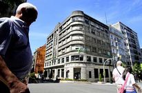 <span lang= es-es >Col�n con Marqu�s de Valladares</span>. A pesar de su abandono, este edificio no fue alterado con modificaciones posteriores. Tiene elementos art-dec� en su remate y en el portal. La mezcla de hormig�n y canter�a de piedra ser� repetira en otras ocasiones por Francisco Castro. 