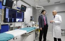 Borja Ib��ez y Gonz�lez Juanatey, ayer en la nueva sala de hemodin�mica del Cl�nico. 