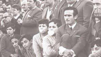 Aficionados del Real Oviedo en la grada del Tartiere, 1965. Mus�u del Pueblu d'Asturies.