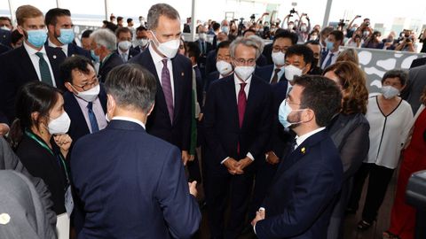 Tras negarse a recibir al rey, Aragon�s y Colau saludaron a Felipe VI durante un encuentro con empresarios en el interior del recinto