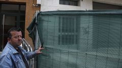 Los vecinos solo pueden acceder al edificio, cercado por una valla, acompa�ados de bomberos y agentes de la Polic�a Local