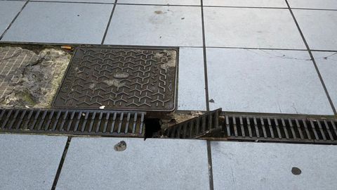 Alcantarillado roto en la zona del colegio Dolores Medio de Oviedo 