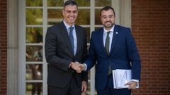 El presidente del Gobierno, Pedro Snchez (i), recibe al presidente del Principado de Asturias, Adrin Barbn (d)