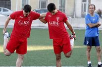 Varela, a la izquierda, tendr� un nuevo compa�ero en la delantera del Club Lemos.