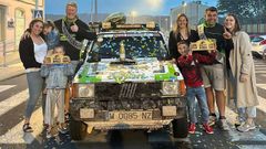 David Rodr�guez y Adri�n Gil, campeones del Panda Raid 2023, con sus familias al llegar a San Sadurni�o