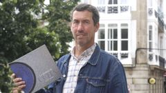 Pardo, con un ejemplar del libro. 