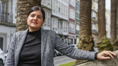 Carmen P�rez Parapar, retratada en la plaza de Amboage de Ferrol