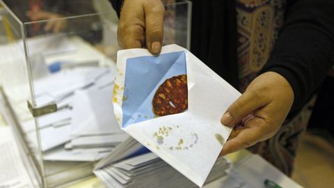 Imagen de un voto nulo en un colegio electoral de Vigo. El ciudadano que lo emiti meti dentro una rodaja de chorizo ibrico