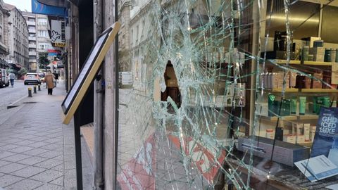 As� qued� el cristal del escaparate de la peluquer�a Seoane'ss