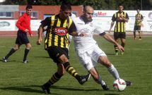 El delantero noi�s �lex Blanco trata de llevarse la pelota ante un jugador del R�pido de Bouzas. 