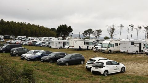 Autocaravanas en un aparcamiento junto a la playa de As Catedrais