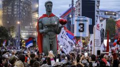 Seguidores de la lista estudiantil portan la estatua The Victor, s�mbolo de la victoria y de la independencia en Serbia