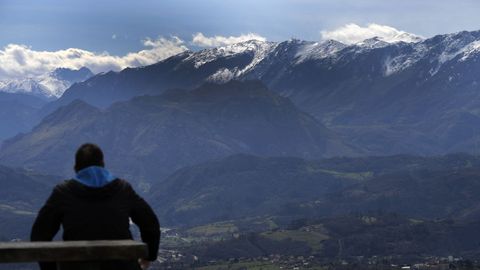  Turistas en la cima del Naranco, en Oviedo