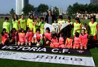 El delantero del Dinamo de Kiev Lucas P�rez pos� con las ni�as participantes.