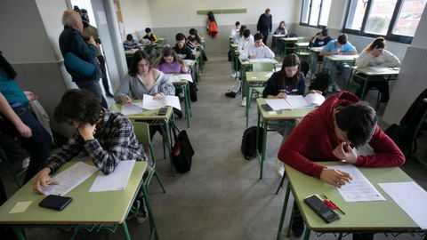 Los alumnos de una clase de 1. Bachillerato del instituto Caldern de la Barca en Gijn realizan una prueba piloto de la ABAU, el 14 de marzo del 2023