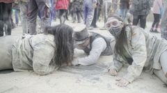 Una joven, con mascarilla, en el domingo fareleiro de Xinzo