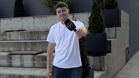 El joven graba en distintos concellos gallegos con su micrófono. En una de sus filmaciones entrevistó a la alcaldesa de A Coruña. Los creadores gallegos y en gallego son para él sus favoritos. En los incendios forestales de Corme promovió una grabación de apoyo a los afectados con varios gallegos conocidos.