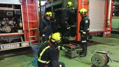Los bomberos de Ferrol, en imagen de archivo, participan en un simulacro en Cabo Priori�o.