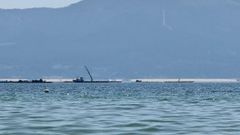 Instantnea tomada desde Muros. Al otro lado de la ra, Portosn y Boa y en el medio, la fata morgana parace levantar un muro.