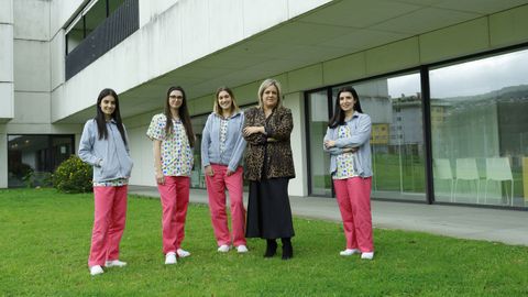 arteixo.Las trabajadoras del centro de atenci�n a ni�os de entre 0 y 6 a�os en Arteixo, con la concejala de Servizos Sociais, In�s Ramos