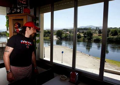 Carlos Mart�nez alert� sobre los peligros del r�o.