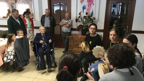 Concepci�n Pichel celebrando sus 110 a�os a ritmo de pandereta