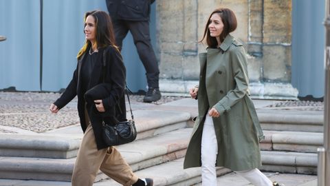 La maquilladora Natalia Belda y la estilista Eva Fern�ndez, el pasado s�bado 21 a la salida del hotel Reconquista de Oviedo