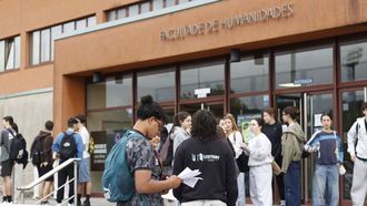 Estudiantes frente a la Facultad de Humanidades en Lugo, en una imagen de archivo. 
