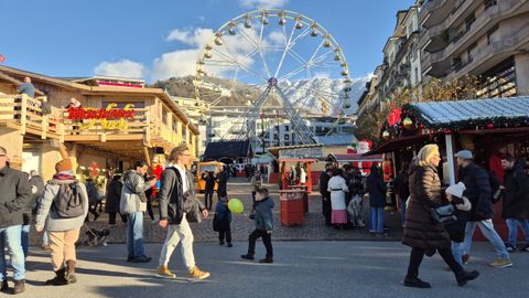 Una gran noria preside laPlace du March en la que est ubicado el mercado cubierto