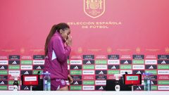 Rueda de prensa de la jugadora de la Seleccin Salma Paralluelo en la sala de la Ciudad Deportiva de Las Rozas cubierta con los logos de empresas patrocinadoras.