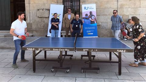 El alcalde de Cambados, Samuel Lago, y la concelleira de Deportes, Noelia G�mez, haciendo un simb�lico saque de honor para promocionar el Torneo de Verano Amateur de Tenis de Mesa que organizan el Cambados TM y la ONG Rescate.