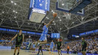 Rasir Bolton entrando a canasta en el partido ante el Asisa Joventut