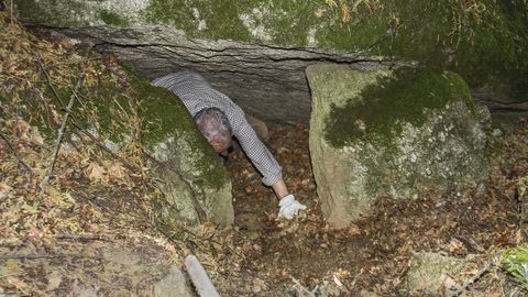 Dentro del peque�o refugio rupestre apenas hay espacio para dos personas