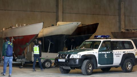 Operativo de la Guardia Civil y Polica Nacional contra el narcotrfico. Registros por la fabricacin de narcolanchas en una nave del polgono industrial de Tremoedo.