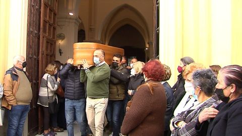 Tras el funeral en la iglesia de Lepe, el ferétro con los restos mortales de Juan Antonio Cordero salió a hombros y fue trasladado a un crematorio para incinerarlo