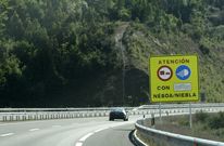 Se�ales de advertencia de niebla en el tramo mari�ano de la A-8. 