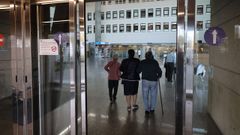 Pacientes entrando el martes al hospital de Ferrol