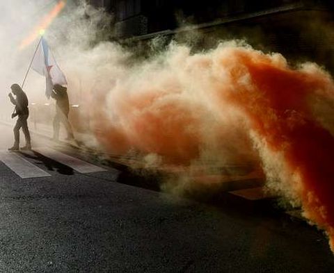 Botes de humo y meg�fonos fueron protagonistas durante la ma�ana.