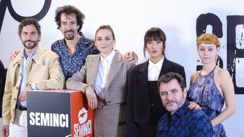 Paco León, el director Félix Viscarret, Leonor Watling, Àlex Brendemühl, María Romanillos y Susana Abaitua.