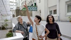 Vecinas del edificio n�mero 32 de la avenida Ram�n y Cajal, se�alando el piso en el que se origin� la plaga de chinches 