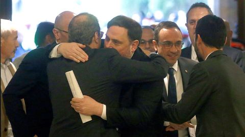 Abrazo entre Torra y Junqueras