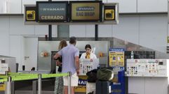 Trabajadora de Ryanair en el aeropuerto de Santiago, el pasado verano