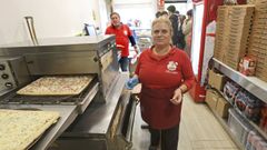 Peregrina Pe�a, en su pizzer�a El Rinc�n del Bocalino, en Pontevedra