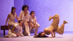 Colectivos de actores creen que la Xunta est� abriendo la puerta a la privatizaci�n de los montajes del CDG y el CCG. En la imagen, una de las �ltimas producciones de la compa��a teatral, �Neorretranca e posmorri�a�